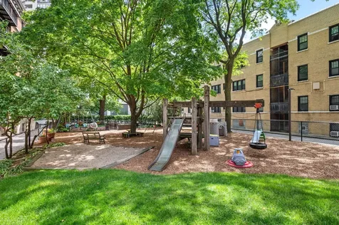 707 West Bittersweet Place Chicago IL 60613