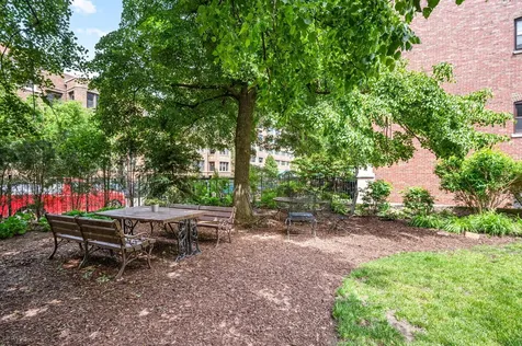 707 West Bittersweet Place Chicago IL 60613