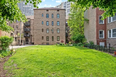 707 West Bittersweet Place Chicago IL 60613