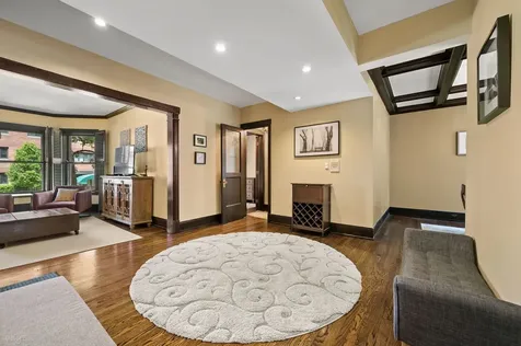 707 West Bittersweet Place Chicago IL 60613
