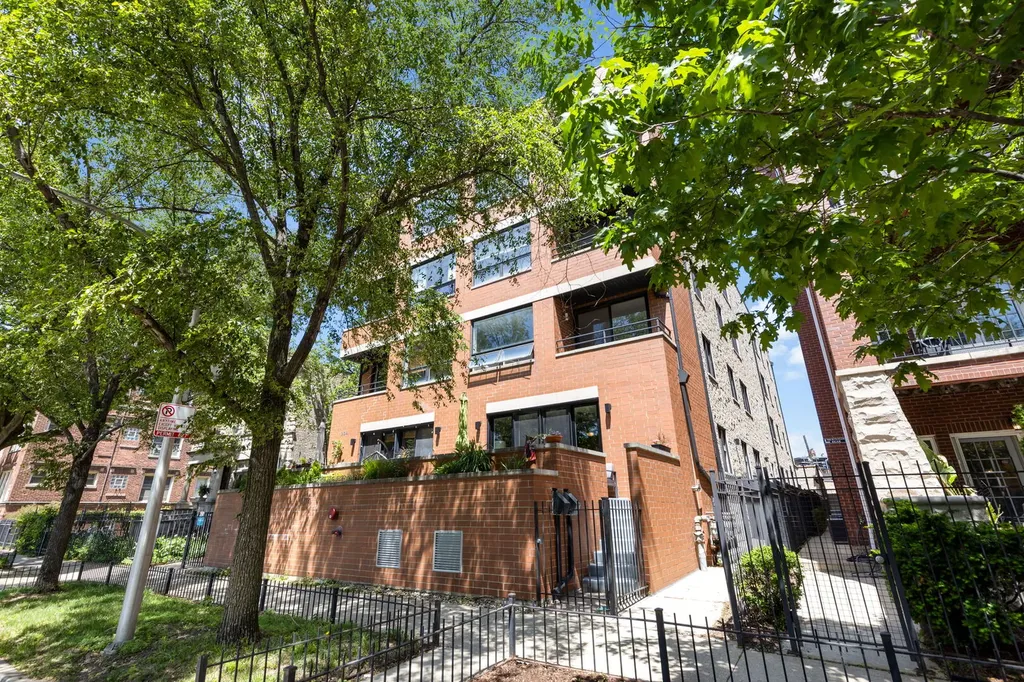 934 West Cuyler Avenue Chicago IL 60613