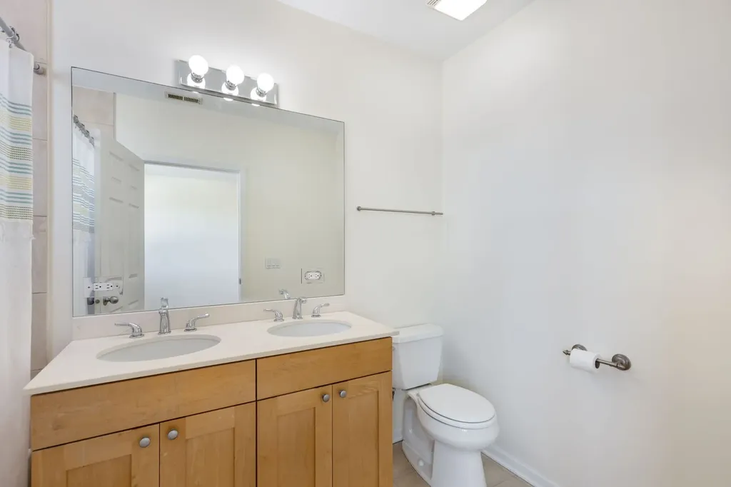934 West Cuyler Avenue Chicago IL 60613