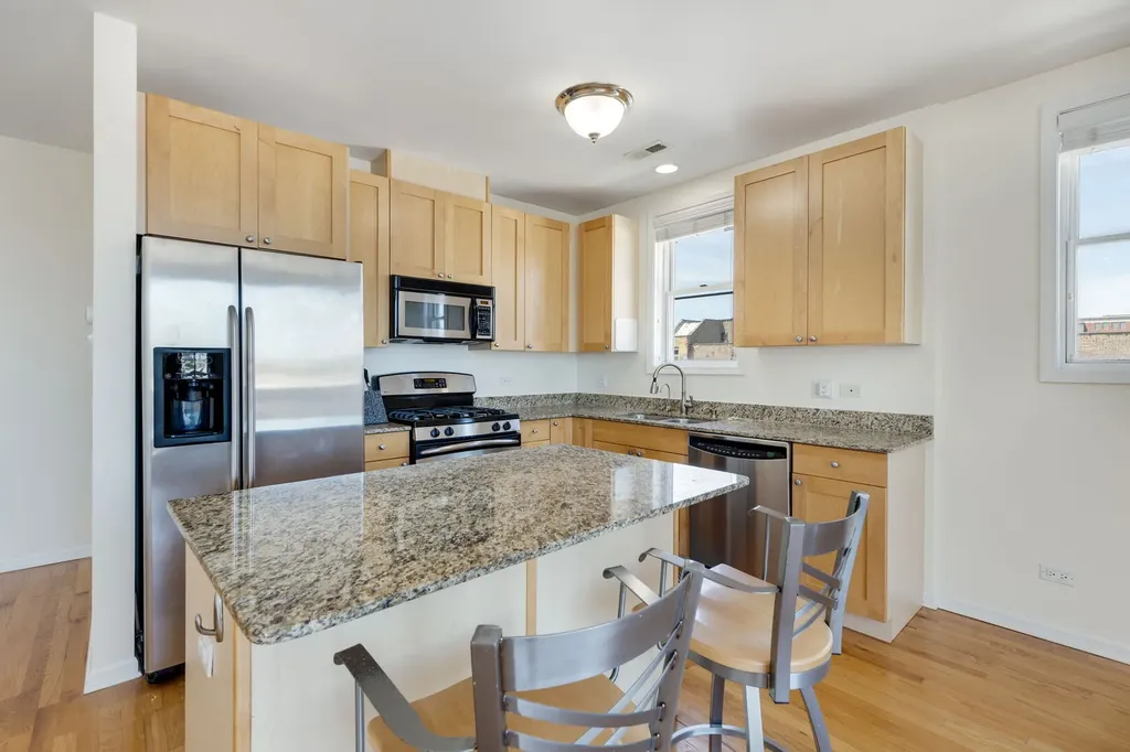 934 West Cuyler Avenue Chicago IL 60613