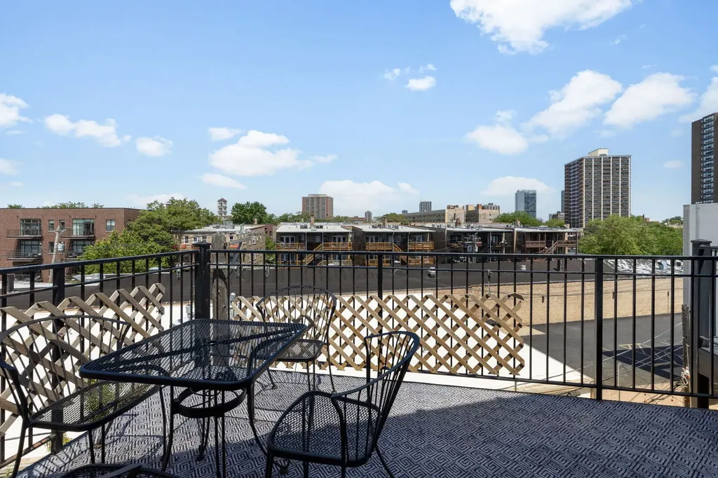 934 West Cuyler Avenue Chicago IL 60613