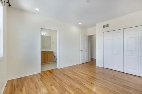 934 West Cuyler Avenue Chicago IL 60613