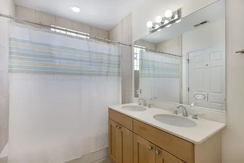 934 West Cuyler Avenue Chicago IL 60613