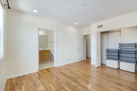 934 West Cuyler Avenue Chicago IL 60613