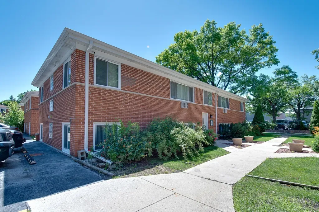32 North Main Street Glen Ellyn IL 60137