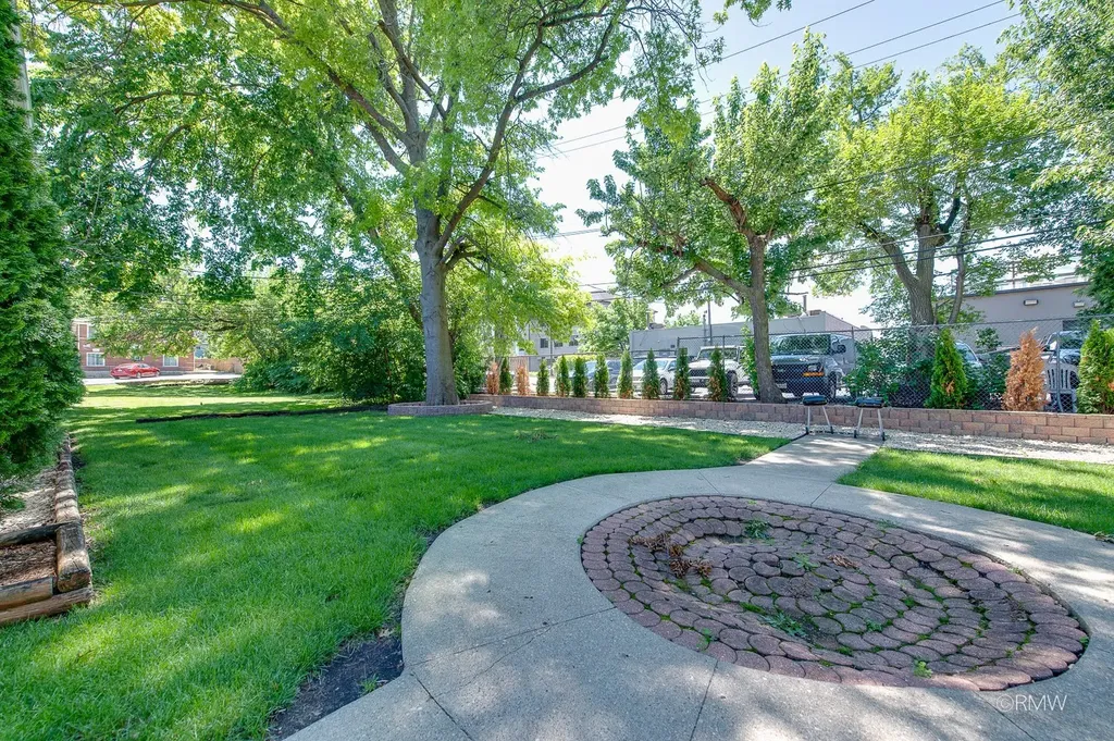 32 North Main Street Glen Ellyn IL 60137