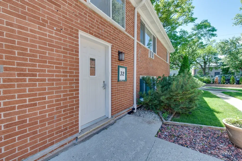32 North Main Street Glen Ellyn IL 60137