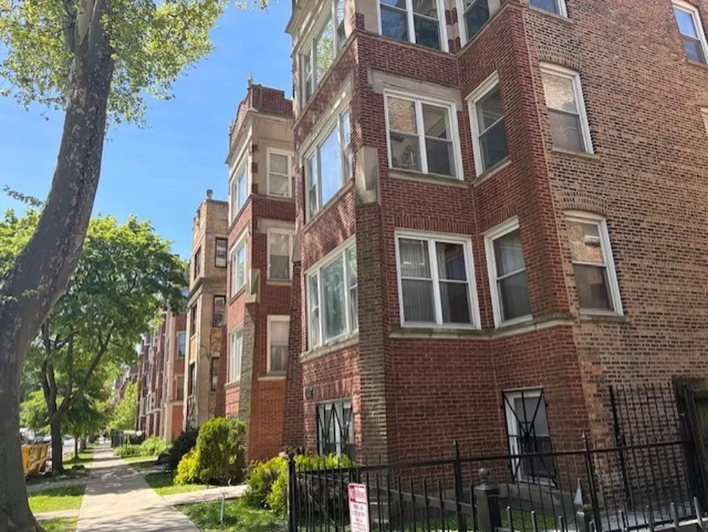 6738 South Crandon Avenue Chicago IL 60649