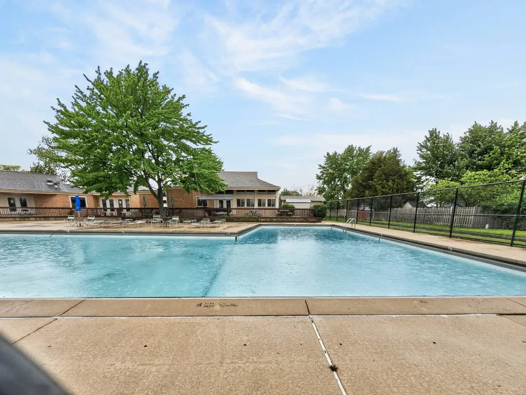 452 Minnesota Circle Carol Stream IL 60188