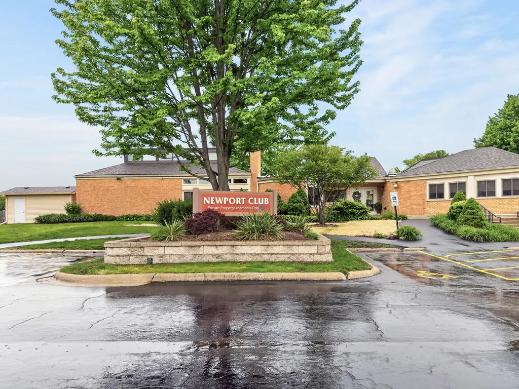 452 Minnesota Circle Carol Stream IL 60188