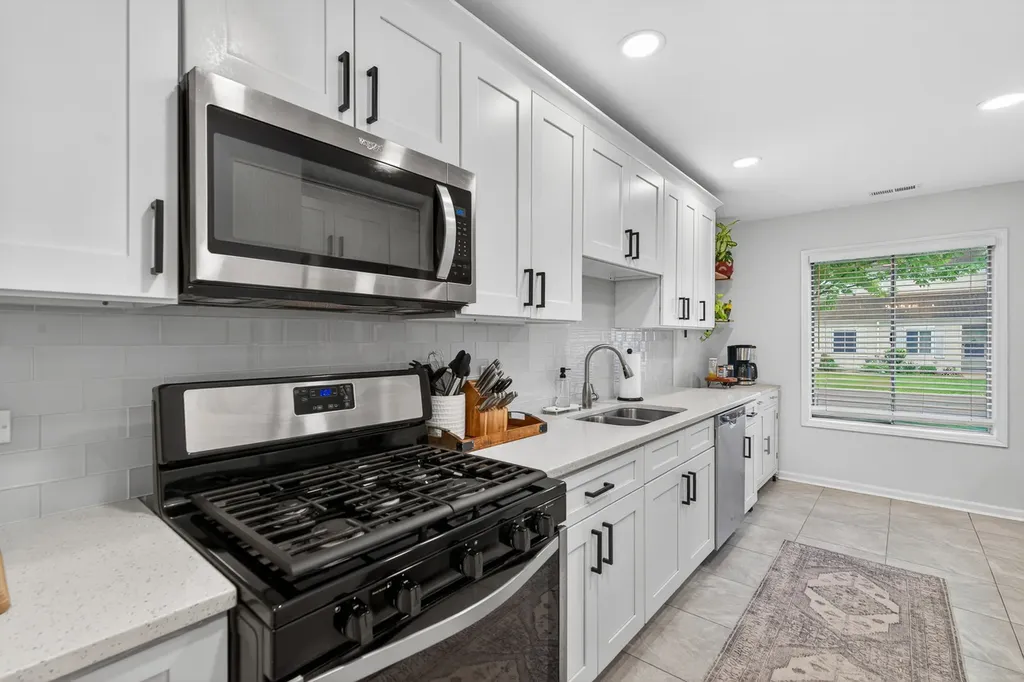 452 Minnesota Circle Carol Stream IL 60188