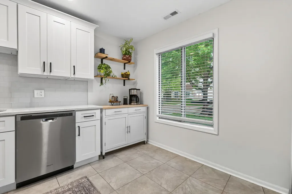 452 Minnesota Circle Carol Stream IL 60188