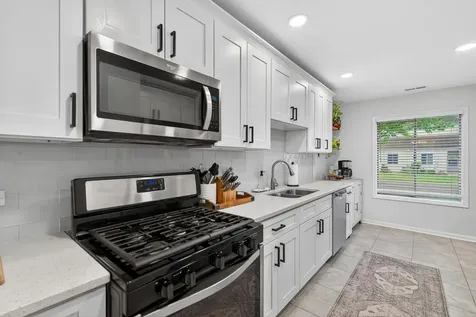 452 Minnesota Circle Carol Stream IL 60188