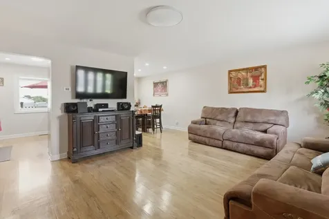 824 Oakton Avenue Romeoville IL 60446
