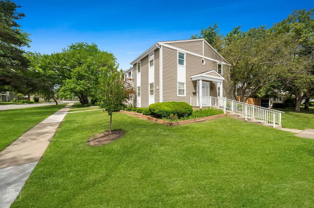 1914 Flintshire Drive Schaumburg IL 60194