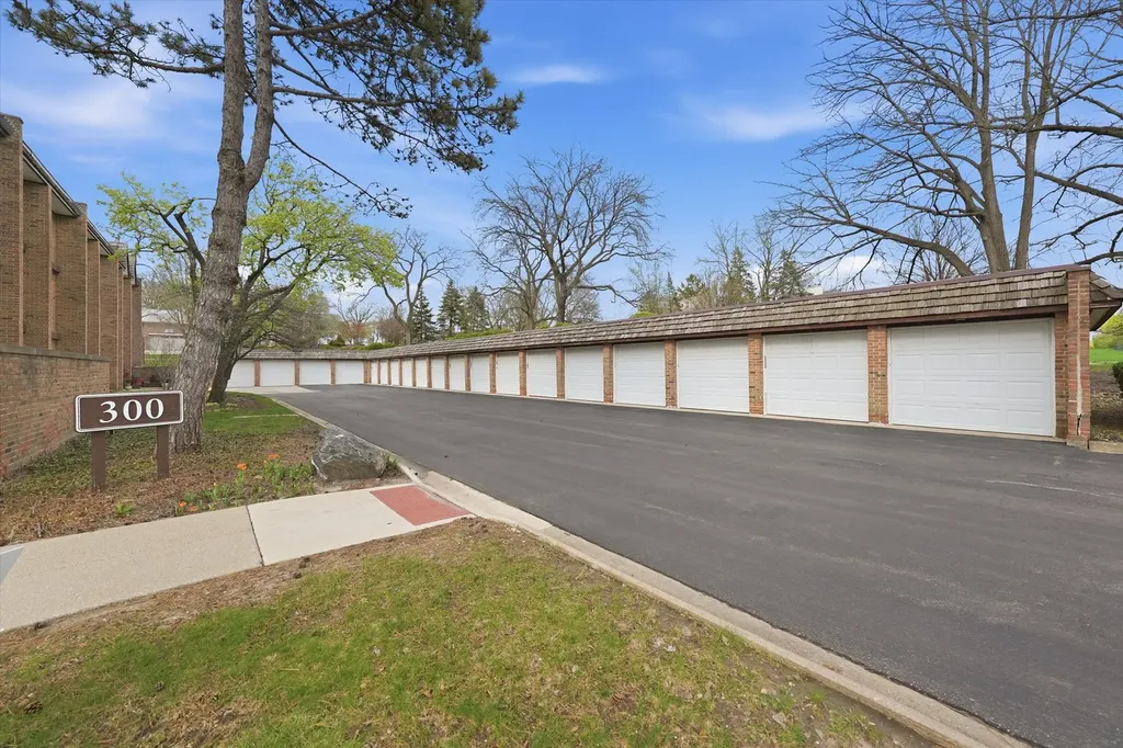 300 Claymoor Road Hinsdale IL 60521