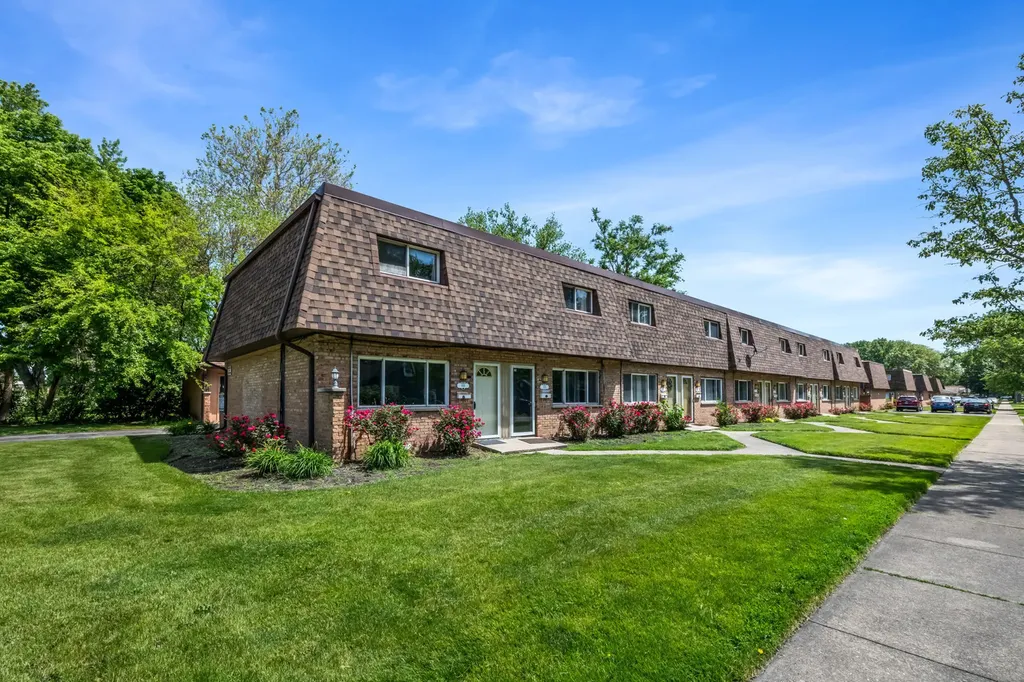 895 Richard Street Aurora IL 60506