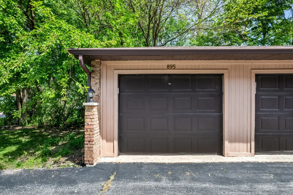 895 Richard Street Aurora IL 60506