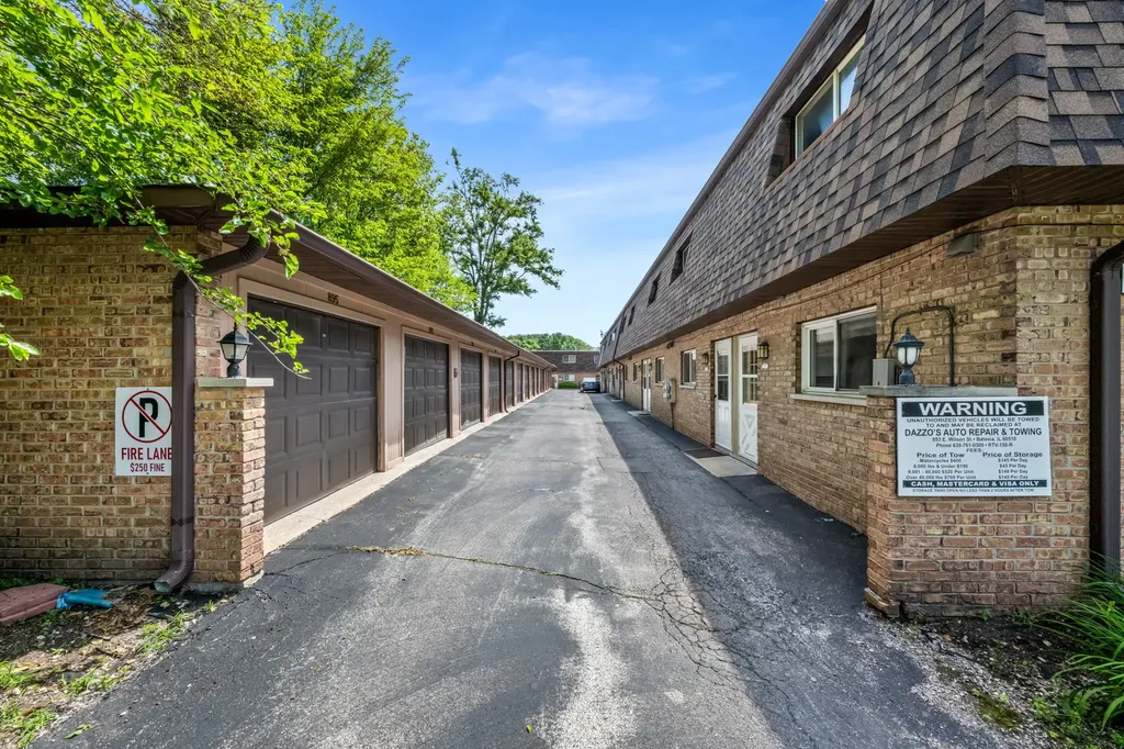 895 Richard Street Aurora IL 60506