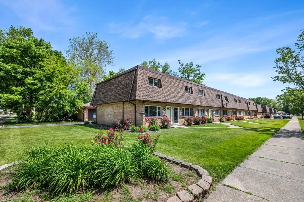 895 Richard Street Aurora IL 60506