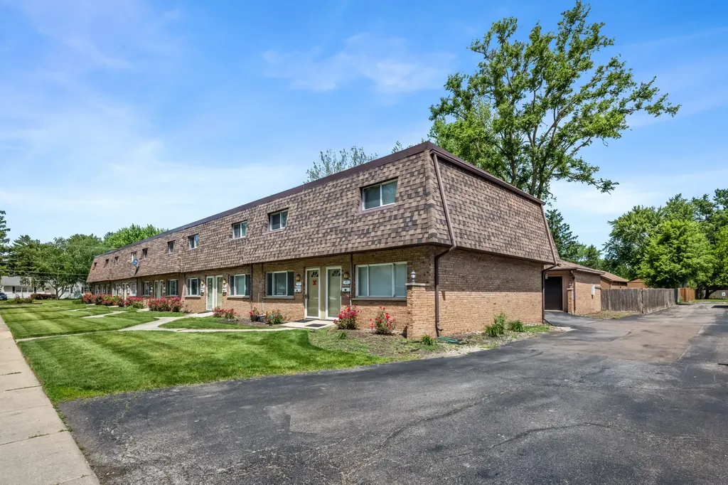 895 Richard Street Aurora IL 60506