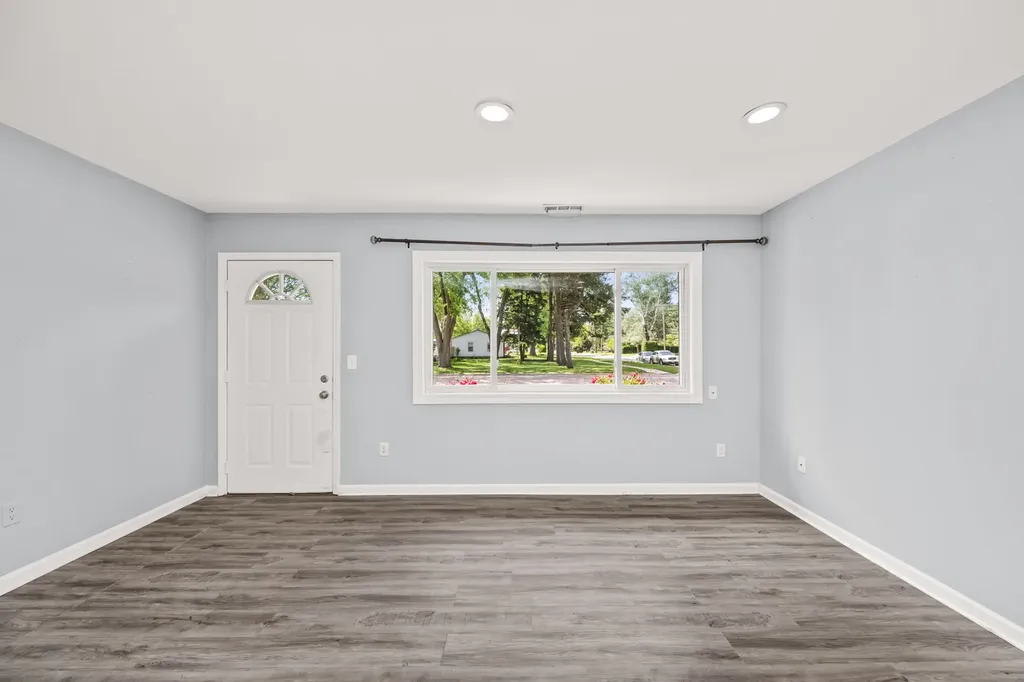 895 Richard Street Aurora IL 60506