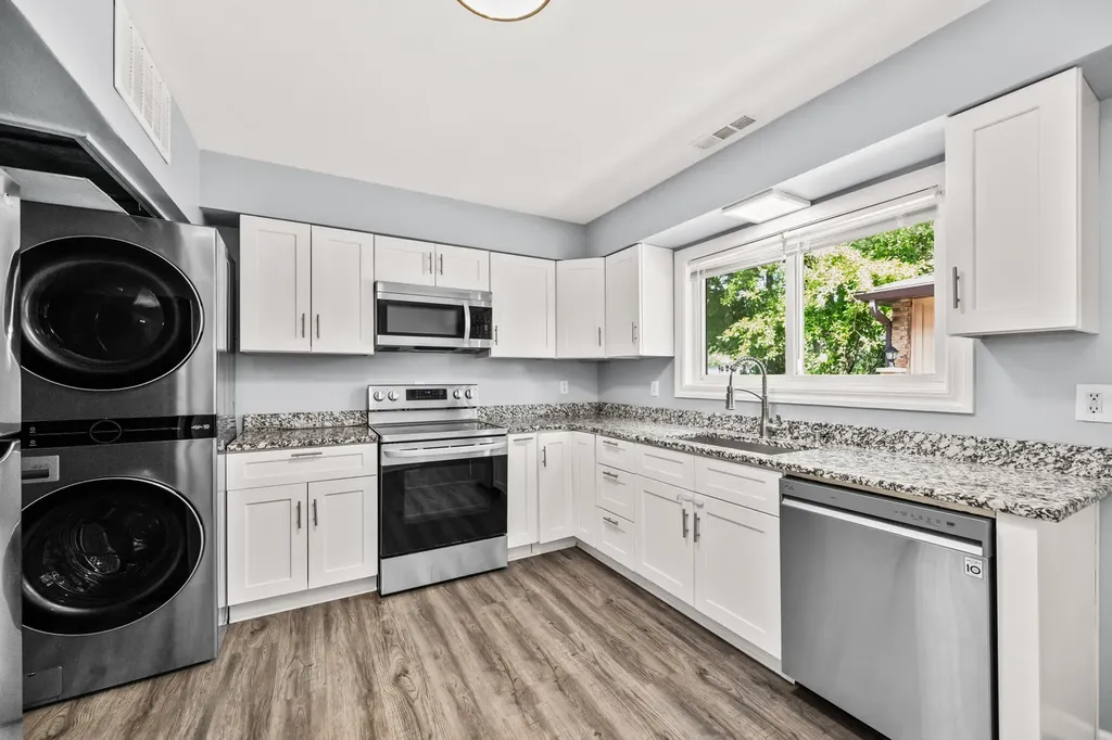895 Richard Street Aurora IL 60506