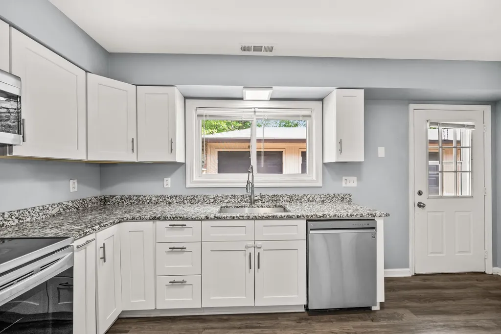 895 Richard Street Aurora IL 60506