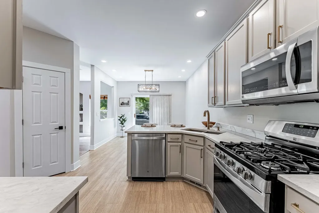 307 Abington Woods Drive Aurora IL 60502