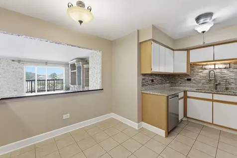 2218 South Goebbert Road Arlington Heights IL 60005