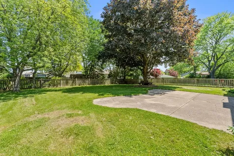 533 North Beck Road Lindenhurst IL 60046