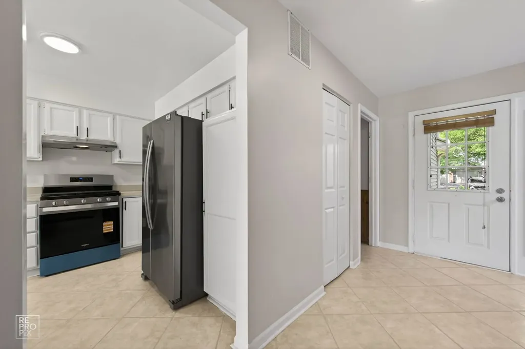 1008 Rockport Drive Carol Stream IL 60188