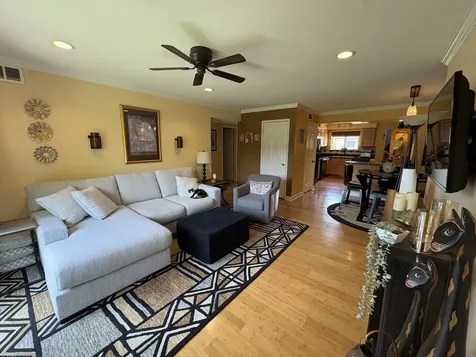 9481 Bay Colony Drive Des Plaines IL 60016