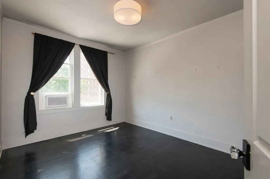 819 East 53rd Street Chicago IL 60615
