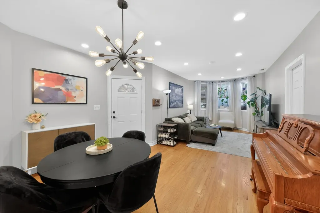 4327 North Damen Avenue Chicago IL 60618