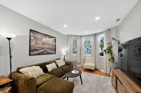 4327 North Damen Avenue Chicago IL 60618