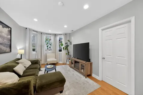 4327 North Damen Avenue Chicago IL 60618