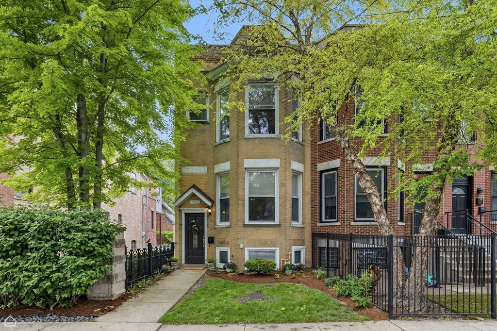 1926 West Oakdale Avenue Chicago IL 60657