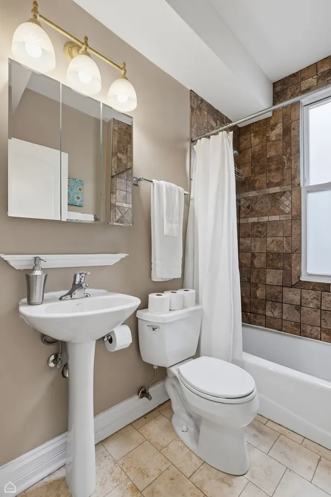 1926 West Oakdale Avenue Chicago IL 60657