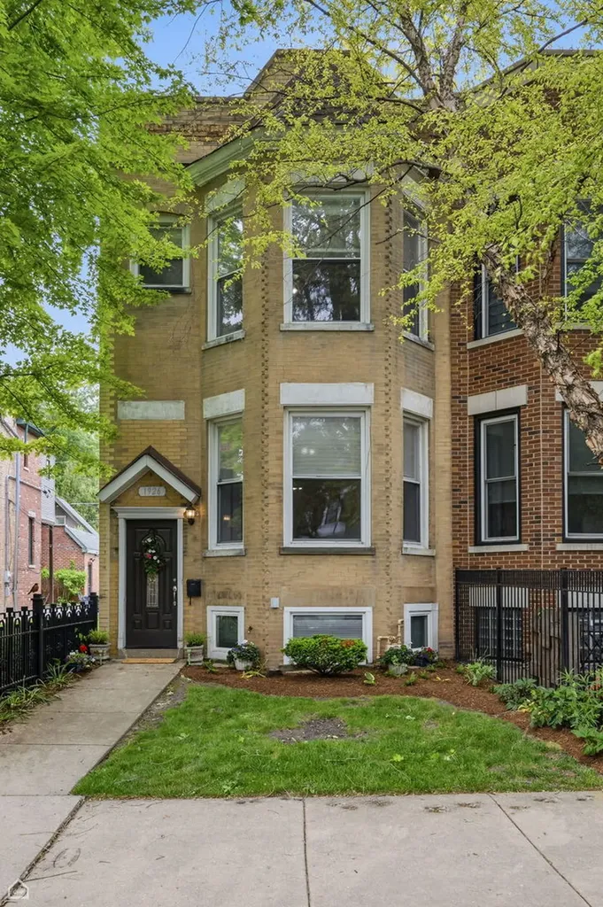 1926 West Oakdale Avenue Chicago IL 60657