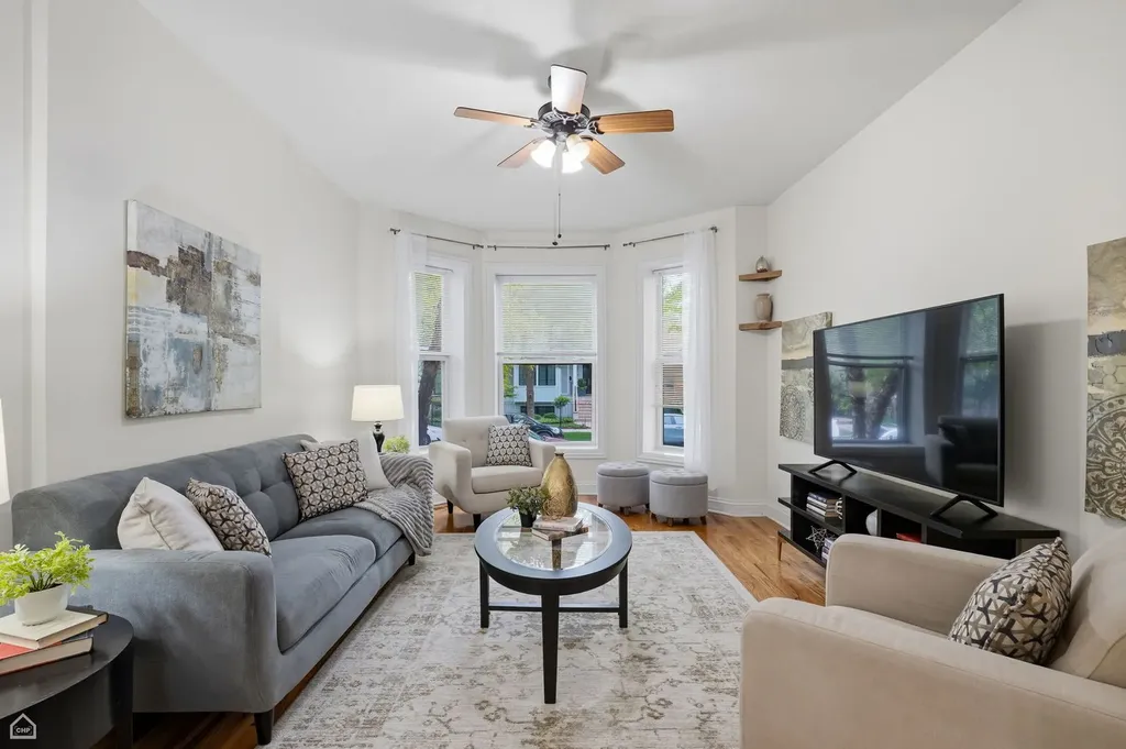 1926 West Oakdale Avenue Chicago IL 60657