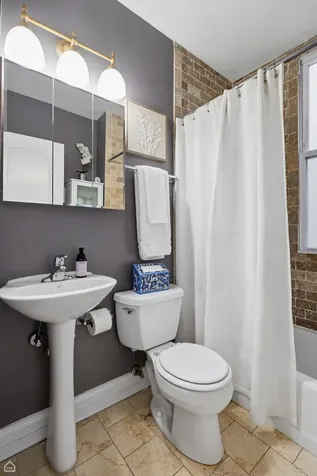 1926 West Oakdale Avenue Chicago IL 60657