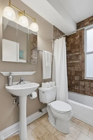 1926 West Oakdale Avenue Chicago IL 60657