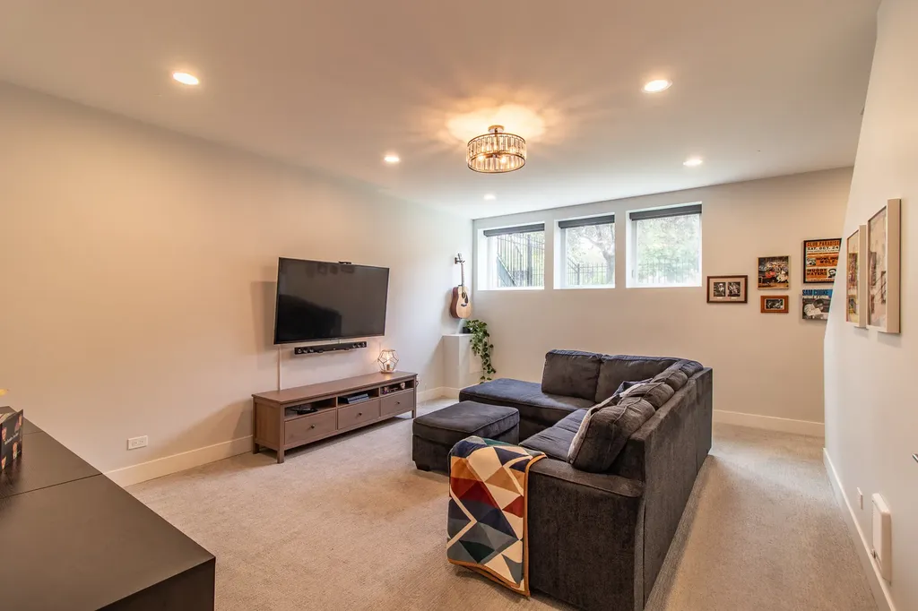 4557 South Prairie Avenue Chicago IL 60653