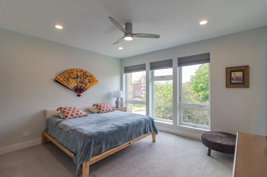 4557 South Prairie Avenue Chicago IL 60653
