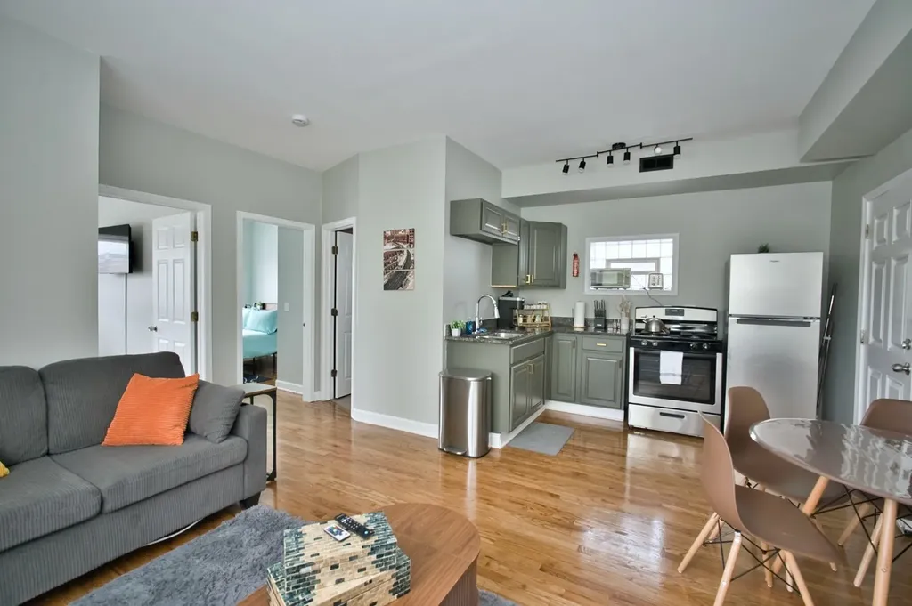 3034 West Montrose Avenue Chicago IL 60618