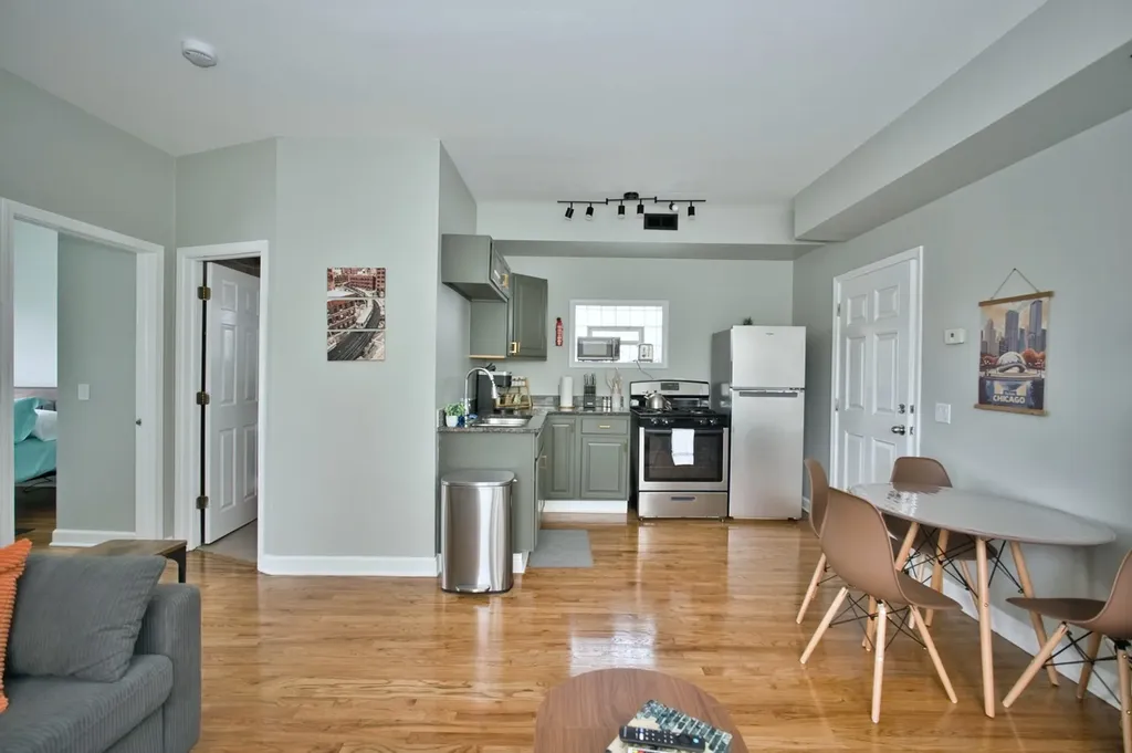 3034 West Montrose Avenue Chicago IL 60618